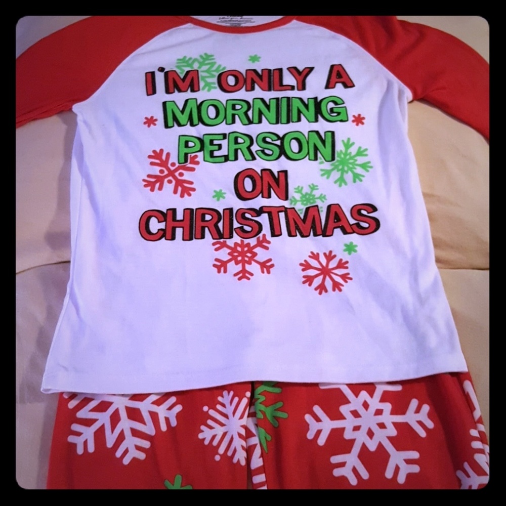 2 piece girls Christmas Pajamas & free Xmas sliprs